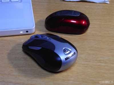 Microsoft Wireless Notebook Presenter Mouse 8000(画像手前)
