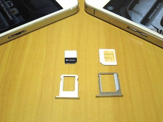 左が iPhone 5 の nano SIM、右が iPhone 4 の Micro SIM