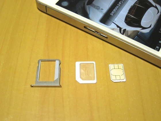 Micro SIM to nano SIM アダプターをかます。