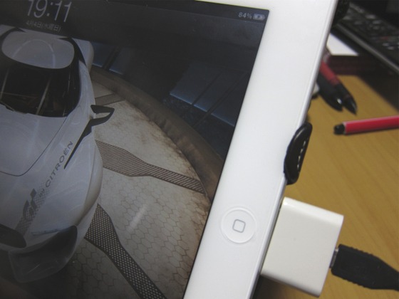 iPad 充電中。