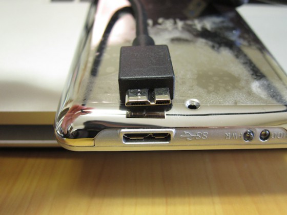 本体側の USB 端子が特殊。ちょいマイナスポイント(汗)