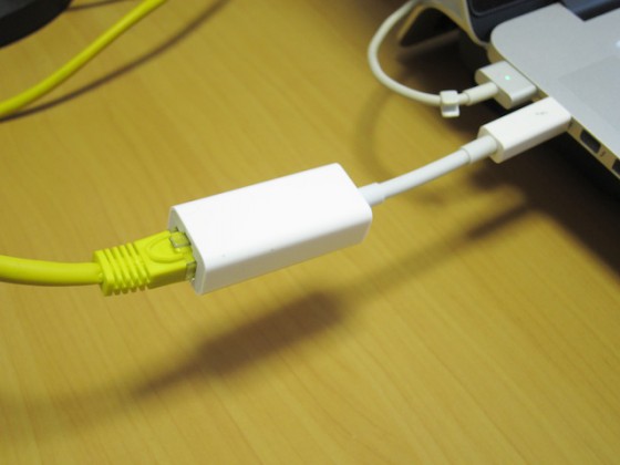 Thunderbolt <> LAN アダプターが必要。